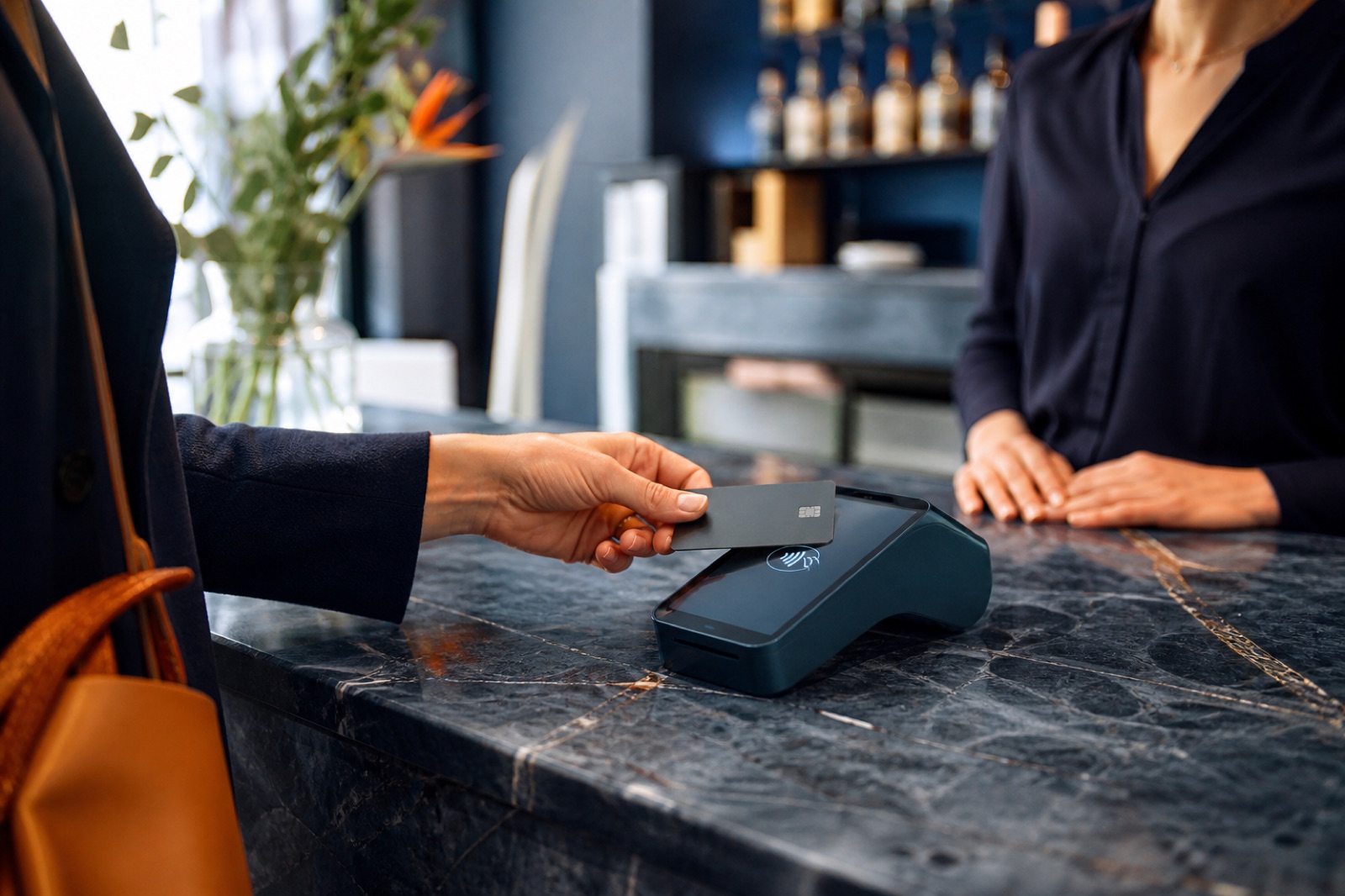 Pagamento contactless su un terminale POS da banco